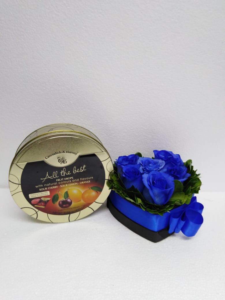 6 Rosas Azules en Caja Corazn y Caramelos Mix de 400 Gramos 